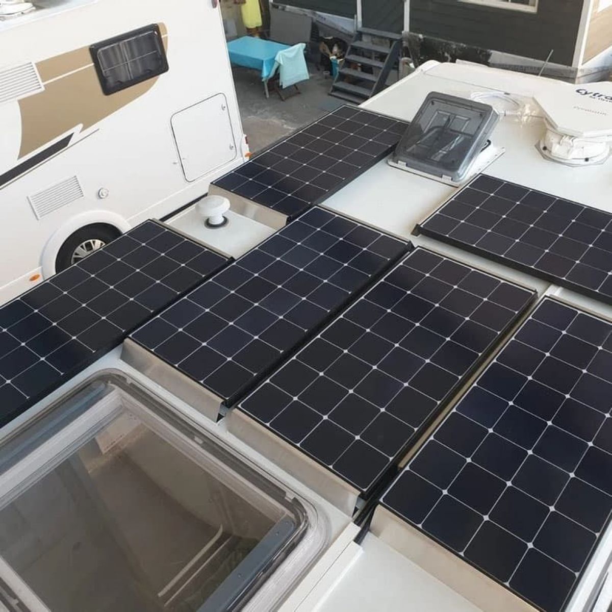 Große Solaranlage auf einem Reisemobil